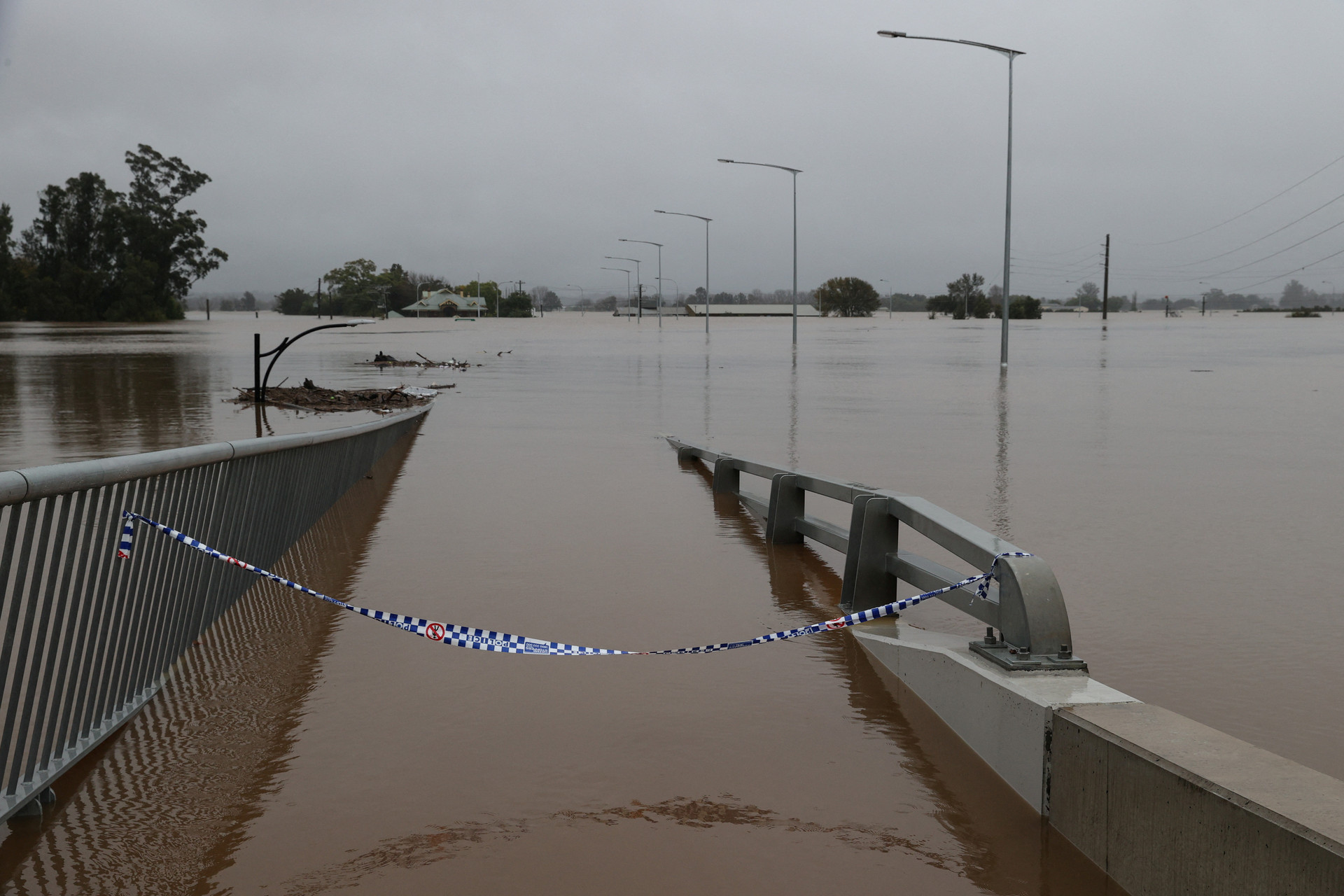 Thảm họa lũ lụt ở Úc: Xe hơi đậu trên nóc nhà, 50.000 dân sơ tán - Ảnh 5.