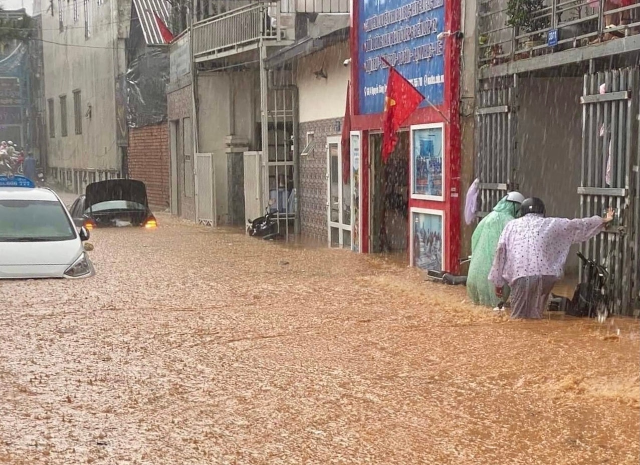 Ảnh: Mưa như trút, Đà Lạt ngập trong biển nước ngày đầu nghỉ lễ  - 1