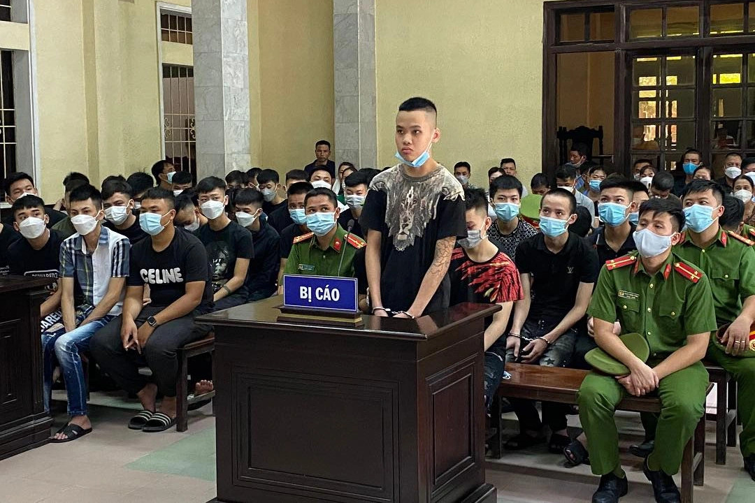Hà Nội: Phiên tòa khủng xét xử 48 đối tượng mang hung khí đi hỗn chiến - 1