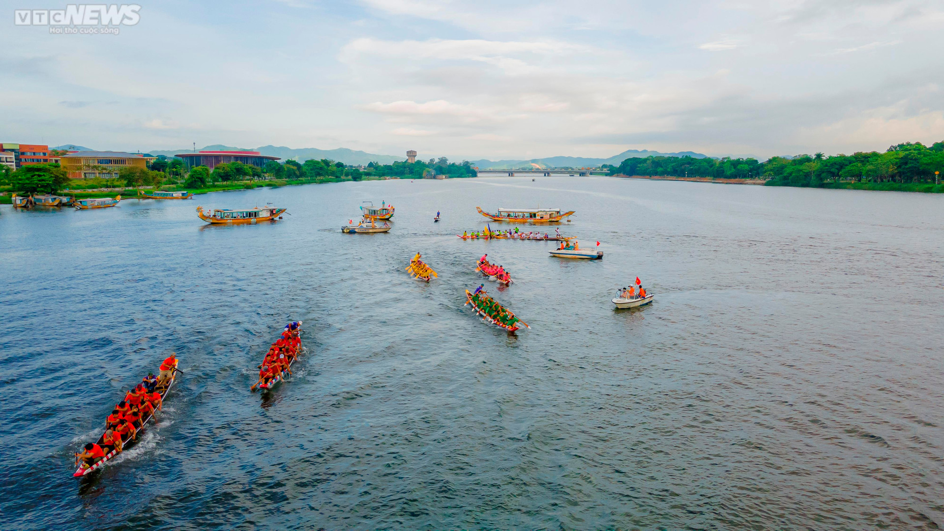 Ảnh: Sôi động lễ hội đua thuyền trên sông Hương mừng Quốc khánh 2/9 - 6