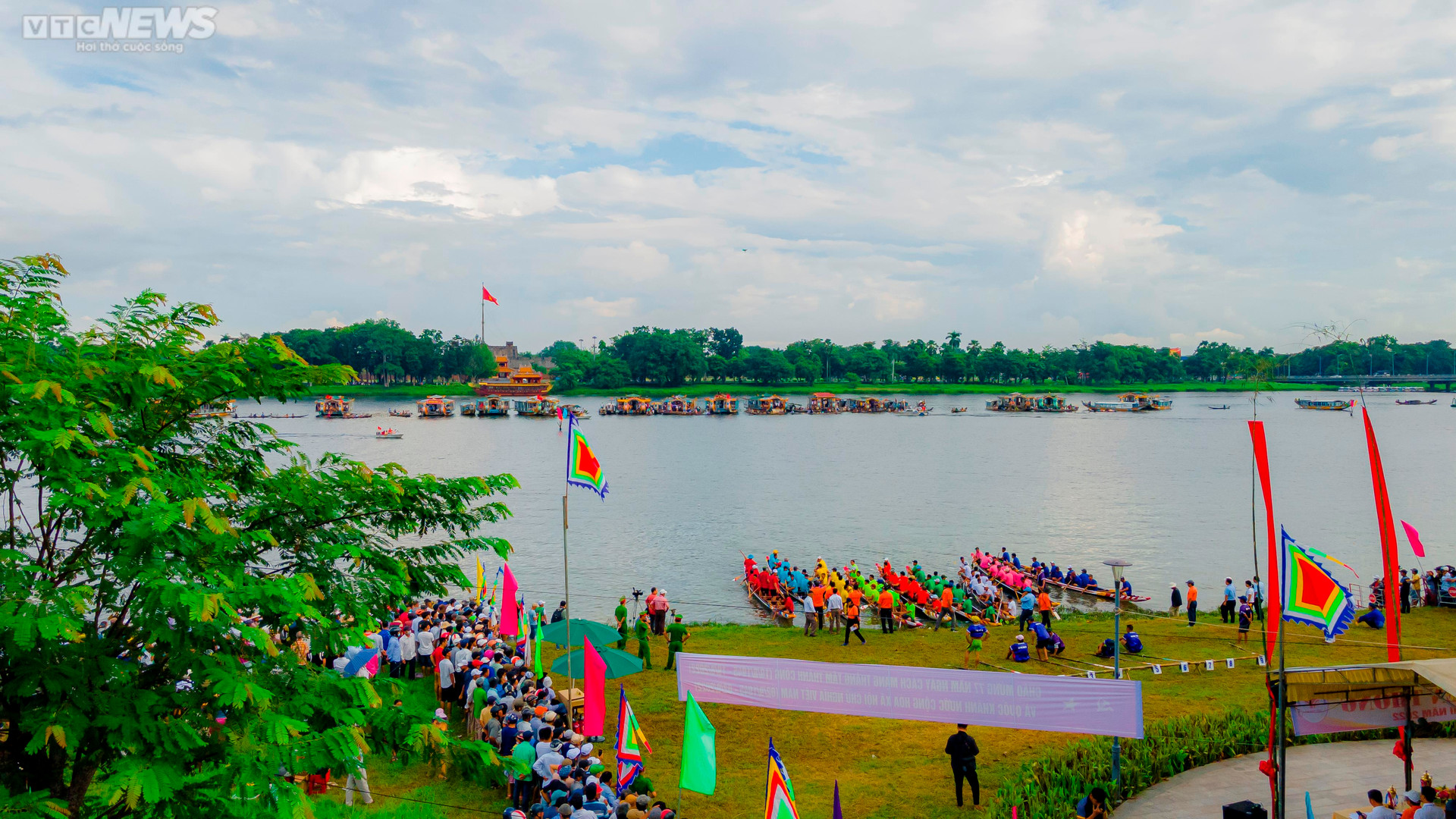 Ảnh: Sôi động lễ hội đua thuyền trên sông Hương mừng Quốc khánh 2/9 - 1