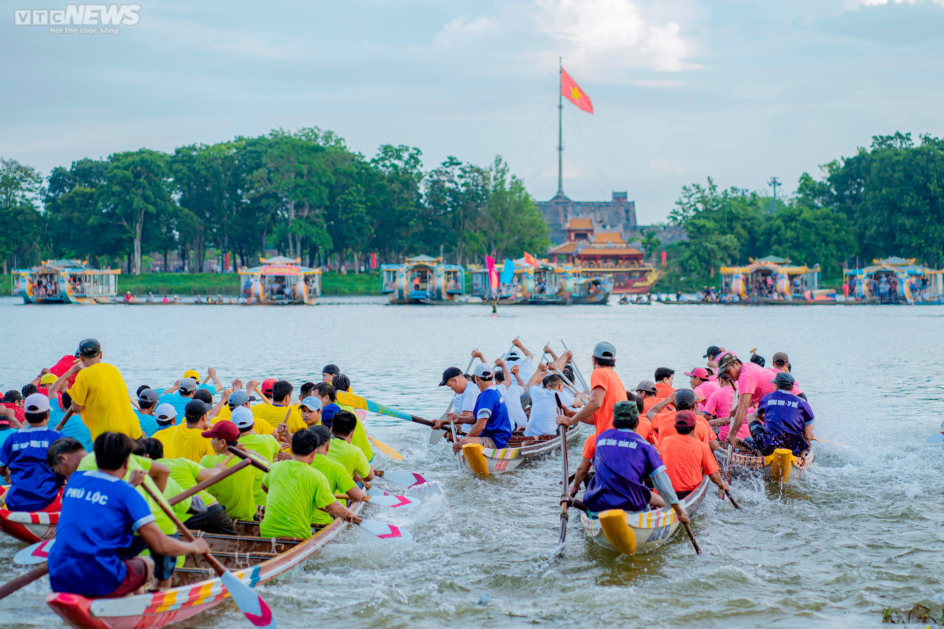 Ảnh: Sôi động lễ hội đua thuyền trên sông Hương mừng Quốc khánh 2/9 - 3