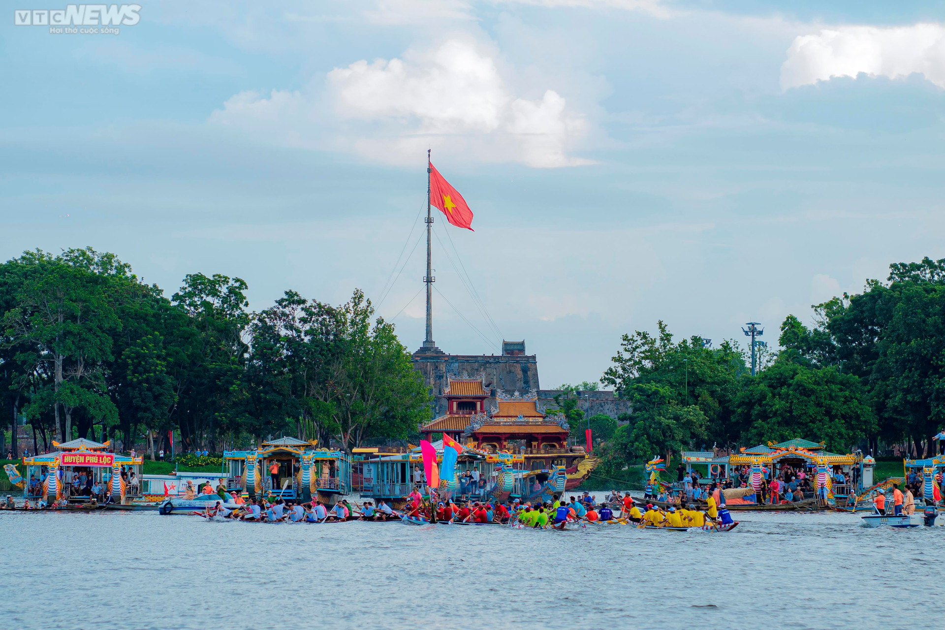 Ảnh: Sôi động lễ hội đua thuyền trên sông Hương mừng Quốc khánh 2/9 - 2