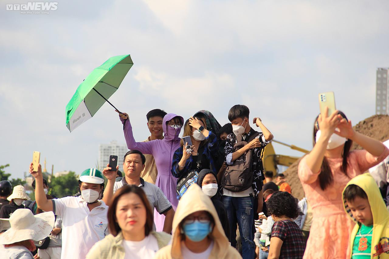 Người dân TP.HCM đội nắng xem khinh khí cầu kéo đại kỳ 1.800 m2 - 11