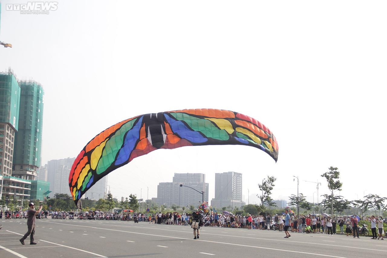 Người dân TP.HCM đội nắng xem khinh khí cầu kéo đại kỳ 1.800 m2 - 13
