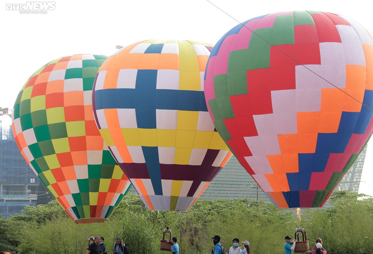 Người dân TP.HCM đội nắng xem khinh khí cầu kéo đại kỳ 1.800 m2 - 2