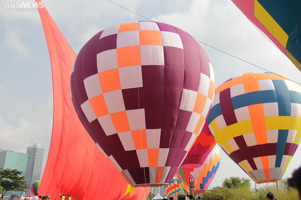 Người dân TP.HCM đội nắng xem khinh khí cầu kéo đại kỳ 1.800 m2 - 7