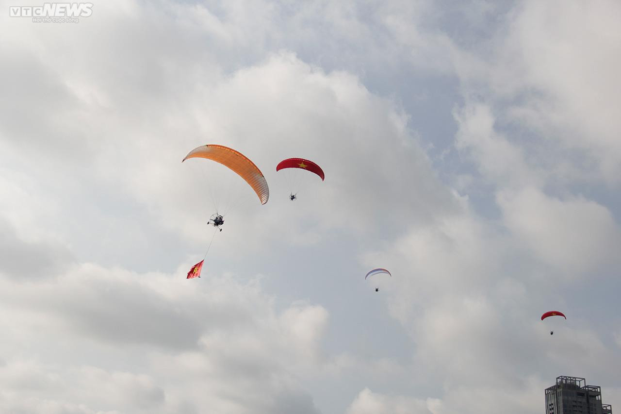 Người dân TP.HCM đội nắng xem khinh khí cầu kéo đại kỳ 1.800 m2 - 14