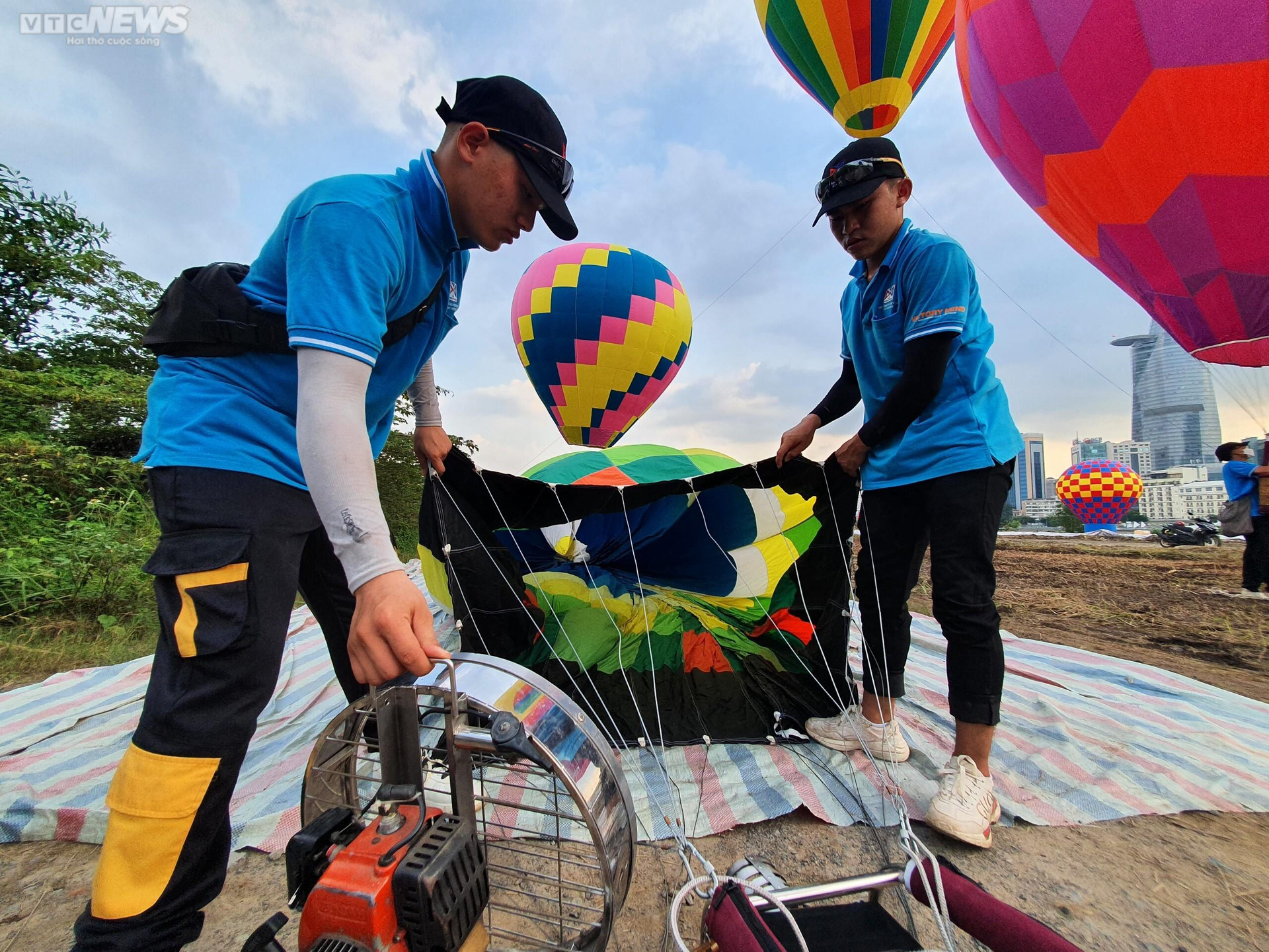 Người dân TP.HCM đội nắng xem khinh khí cầu kéo đại kỳ 1.800 m2 - 6