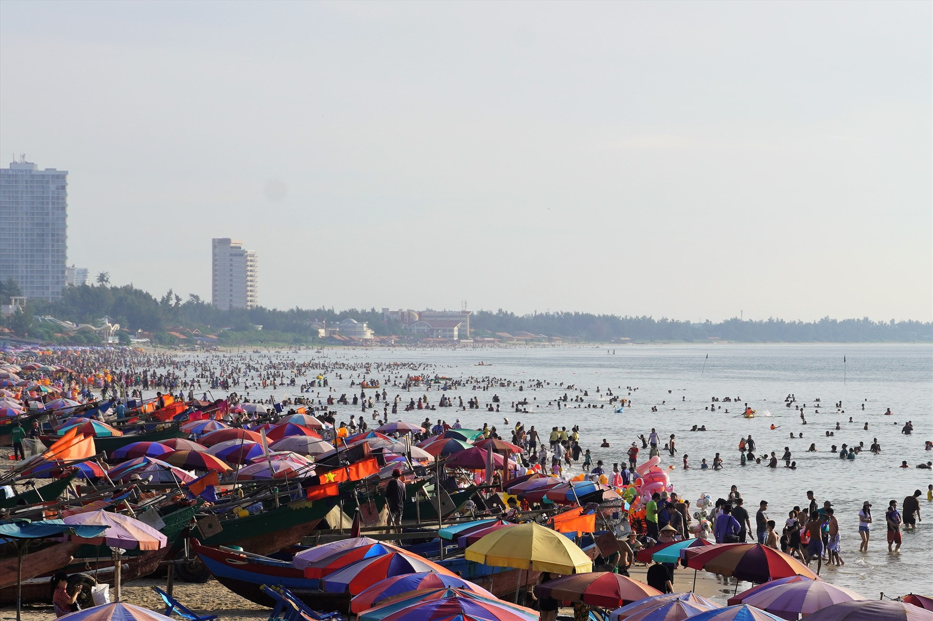 Bà Rịa - Vũng Tàu: Du khách đông, nhiều cơ sở lưu trú gần biển kín phòng