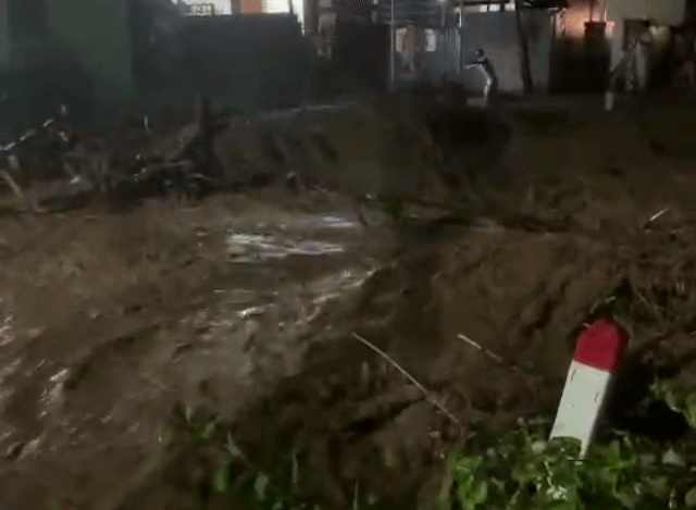 Nước lũ đục ngầu, chảy cuồn cuộn ở thị trấn biên giới Nghệ An - 1