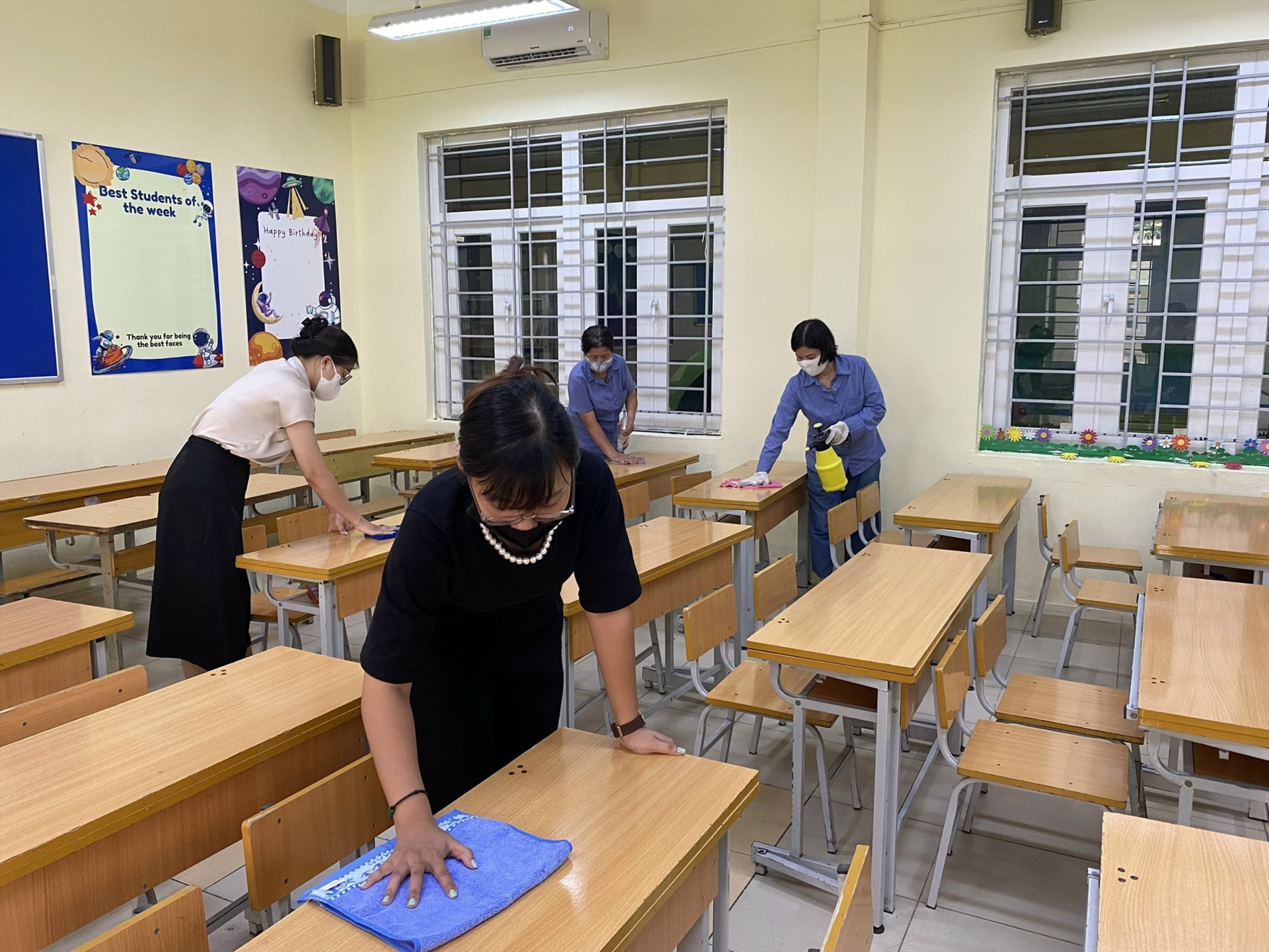 Tại Trường Tiểu học Vĩnh Tuy, dù là ngày nghỉ lễ, các thầy cô giáo có mặt tại trường từ sáng sớm, tất bật dọn dẹp bàn ghế, chuẩn bị chu đáo cho ngày lễ khai giảng sáng mai, 5.9