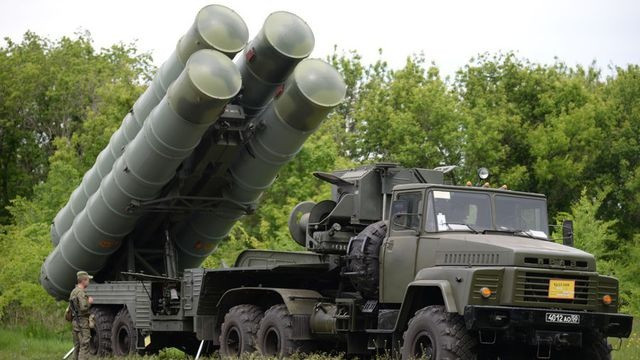 Ukraine phá hủy kho tên lửa S-300 của Nga - 1