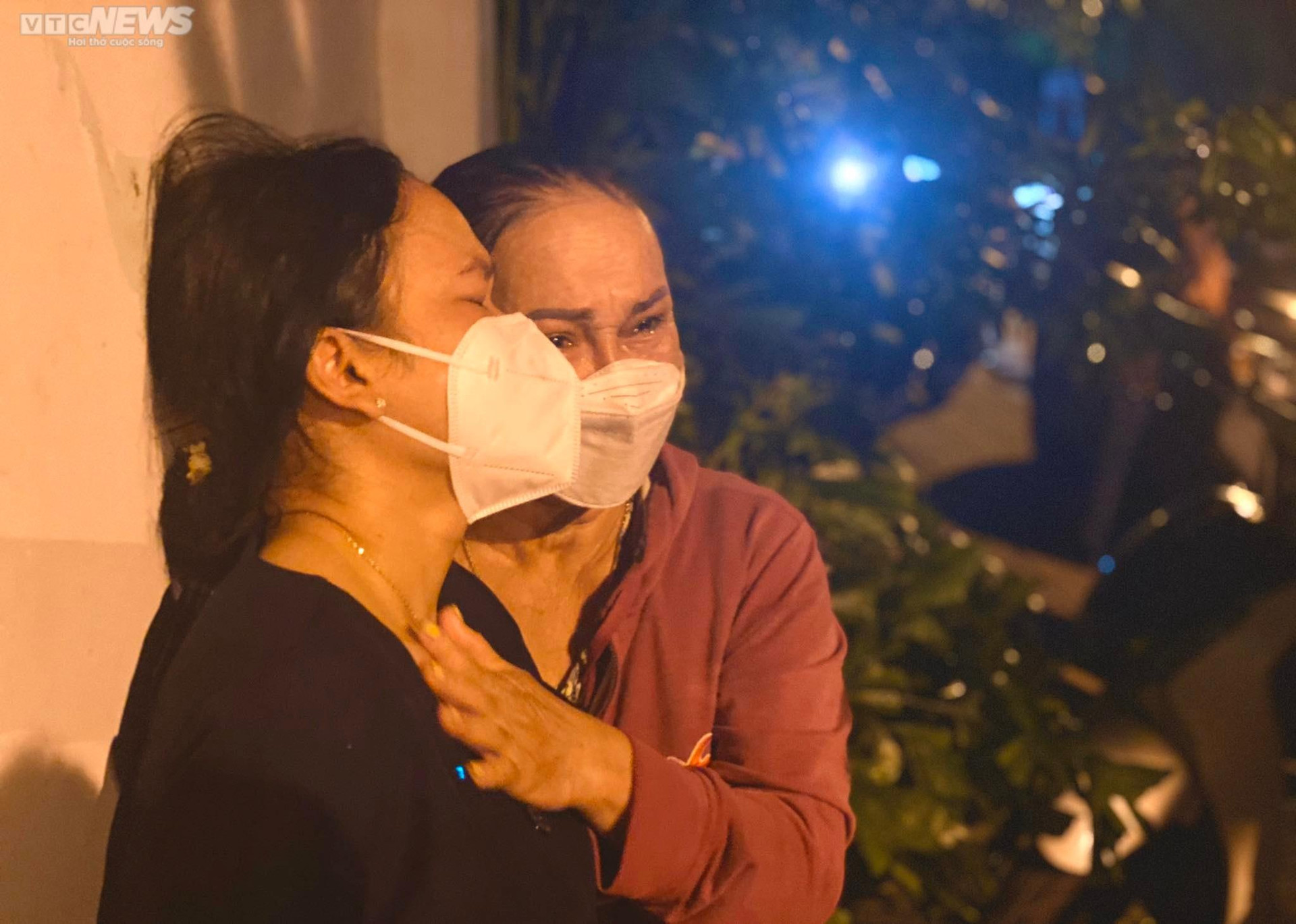 Cháy quán karaoke ở Bình Dương: Người nhà quặn lòng ngóng tin trước bệnh viện - 4