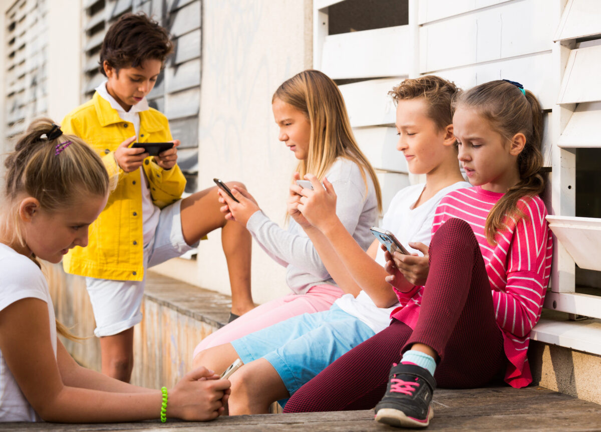 kids-on-phones-1200x862(1).jpg