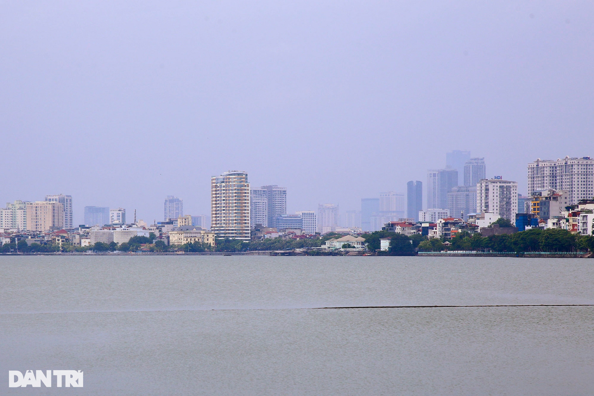 Toàn cảnh Hồ Tây: Dày đặc nhà cao tầng vây quanh, vắng bóng cây xanh - 15