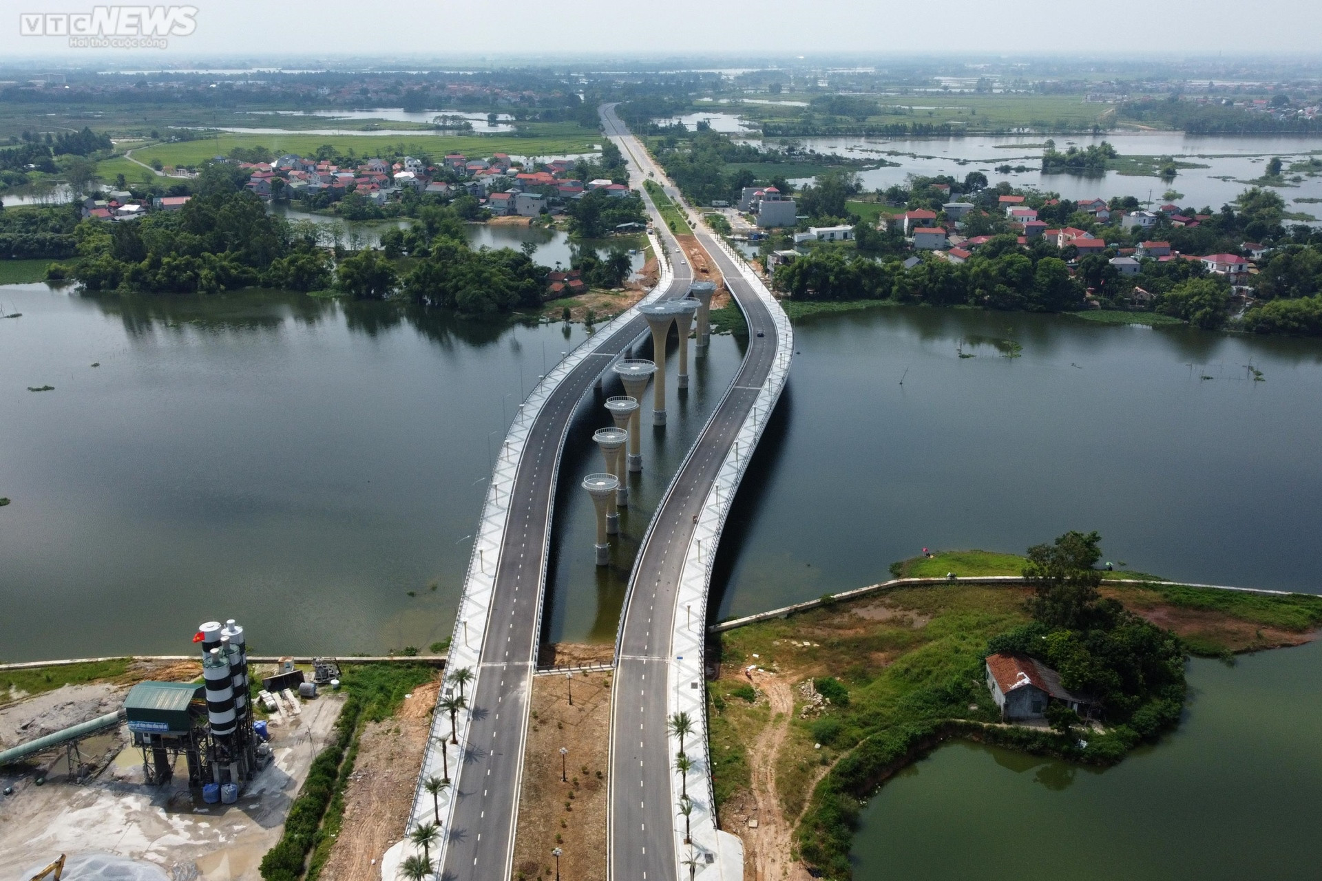 Ảnh: Độc đáo cây cầu kép hơn 600 tỷ đồng vượt đầm ở Vĩnh Phúc - 3
