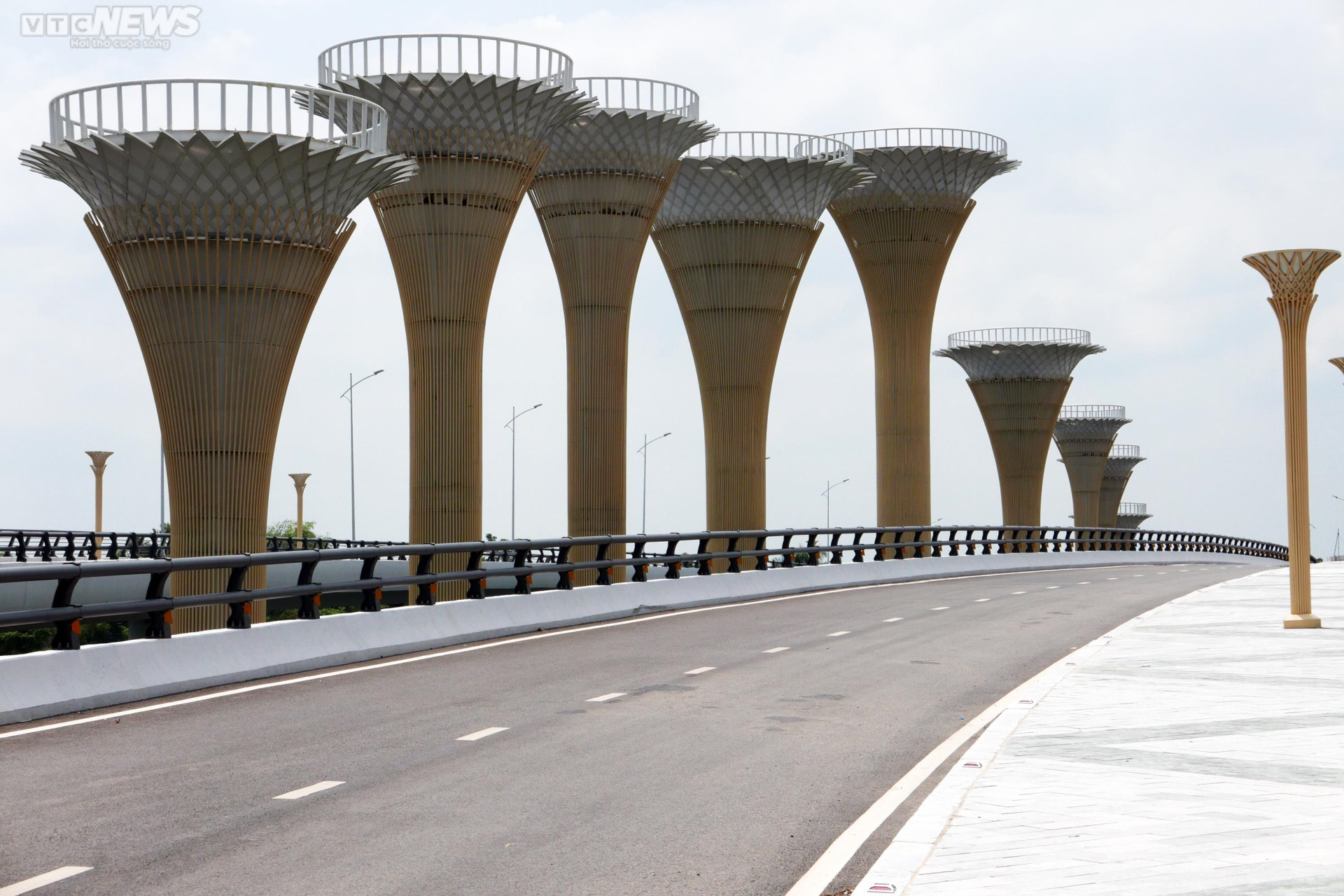 Ảnh: Độc đáo cây cầu kép hơn 600 tỷ đồng vượt đầm ở Vĩnh Phúc - 8