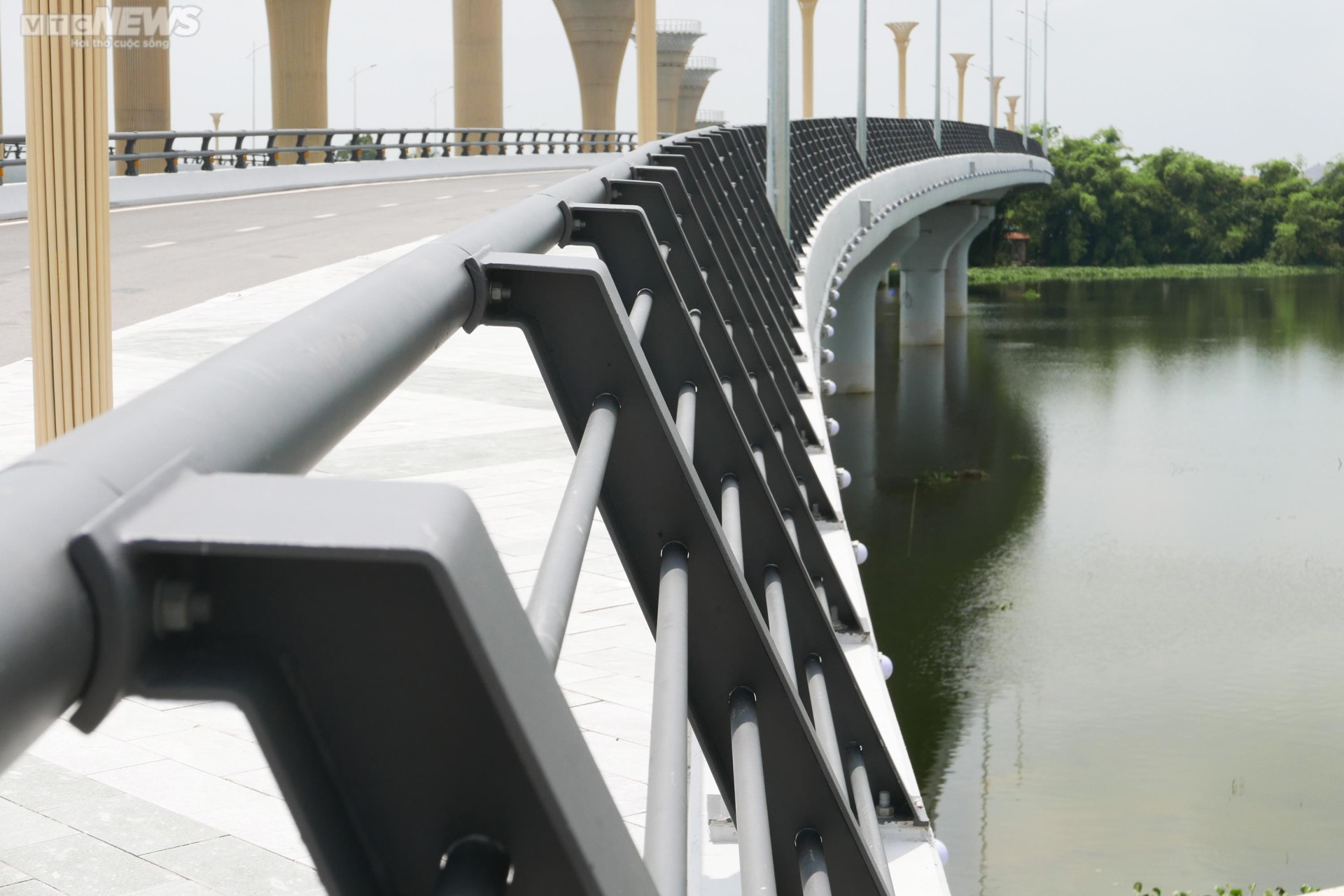 Ảnh: Độc đáo cây cầu kép hơn 600 tỷ đồng vượt đầm ở Vĩnh Phúc - 12