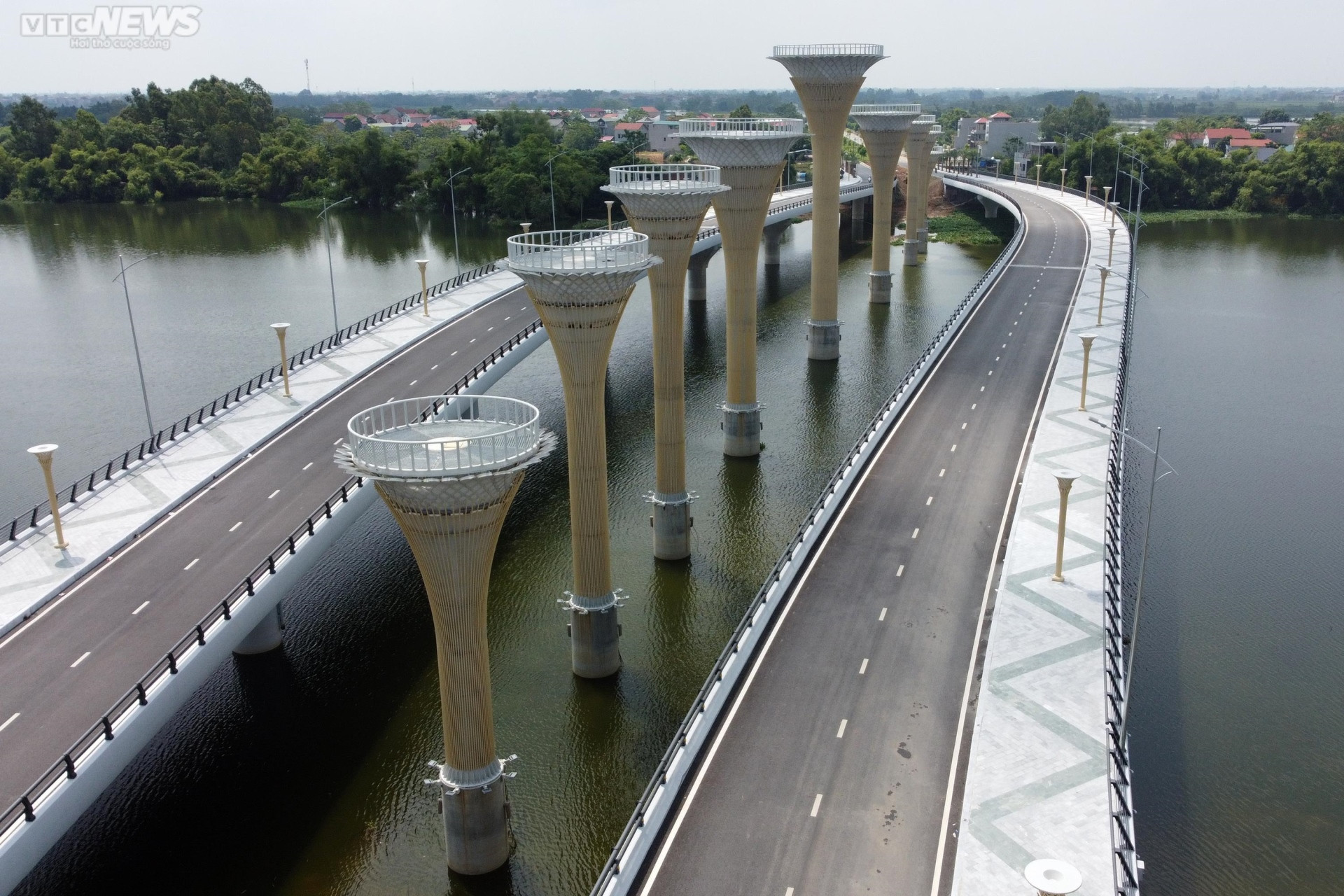 Ảnh: Độc đáo cây cầu kép hơn 600 tỷ đồng vượt đầm ở Vĩnh Phúc - 5