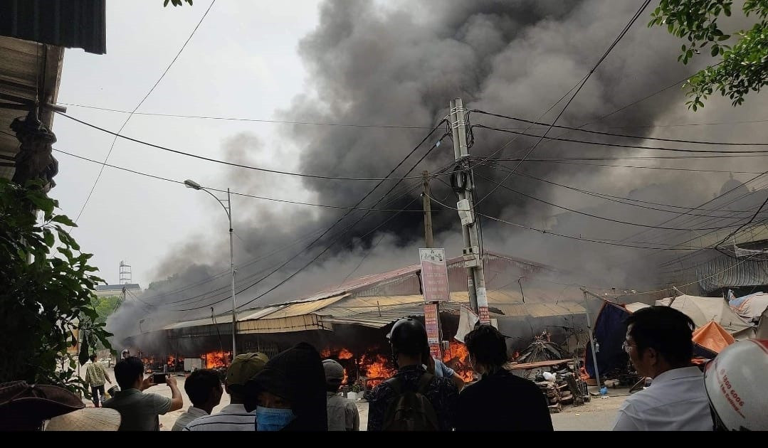 Cháy lớn tại chợ dân sinh ở Hưng Yên, nhiều ki ốt bị thiêu rụi