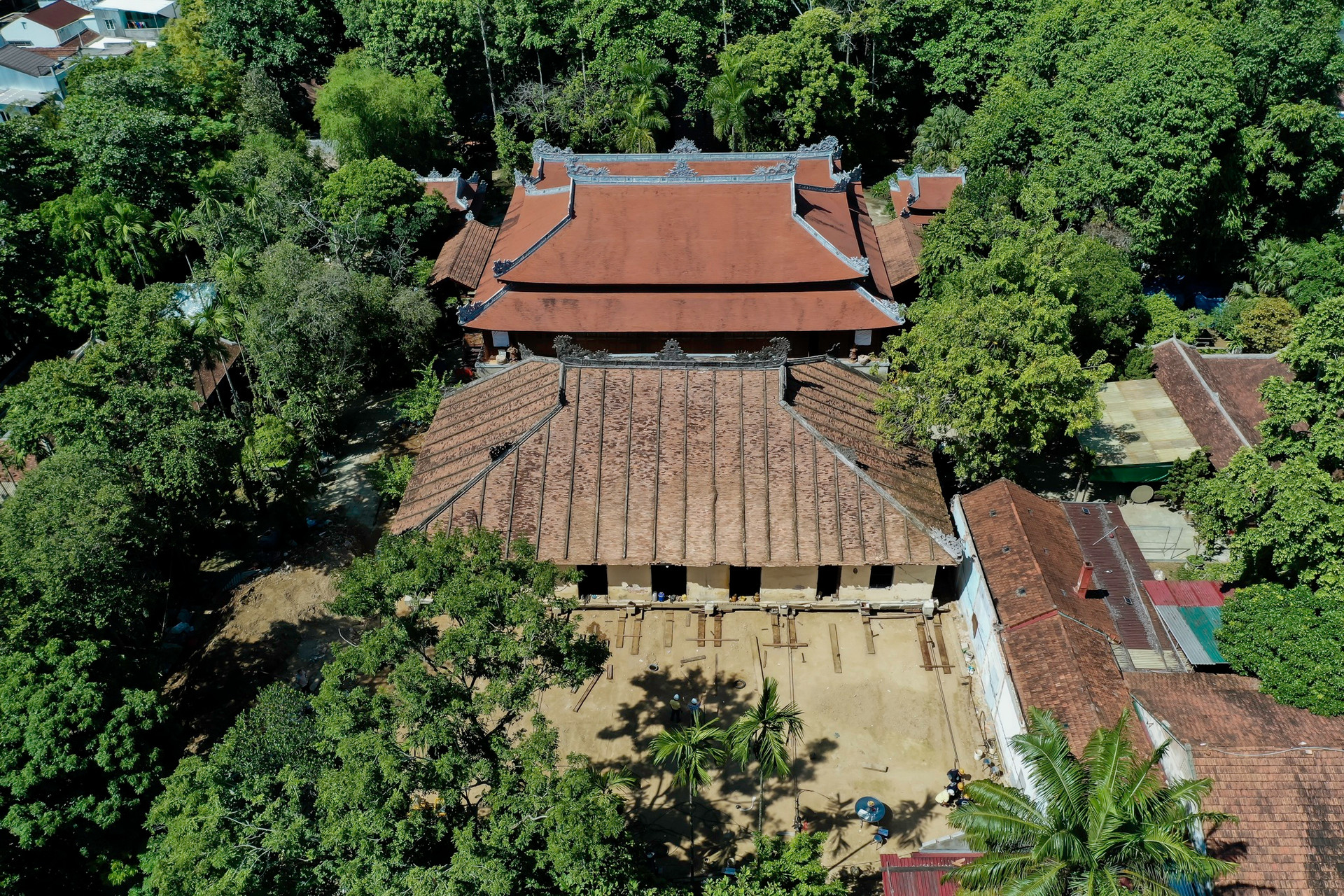 Thần đèn di dời chánh điện nghìn tấn trong ngôi chùa ở Huế - 1