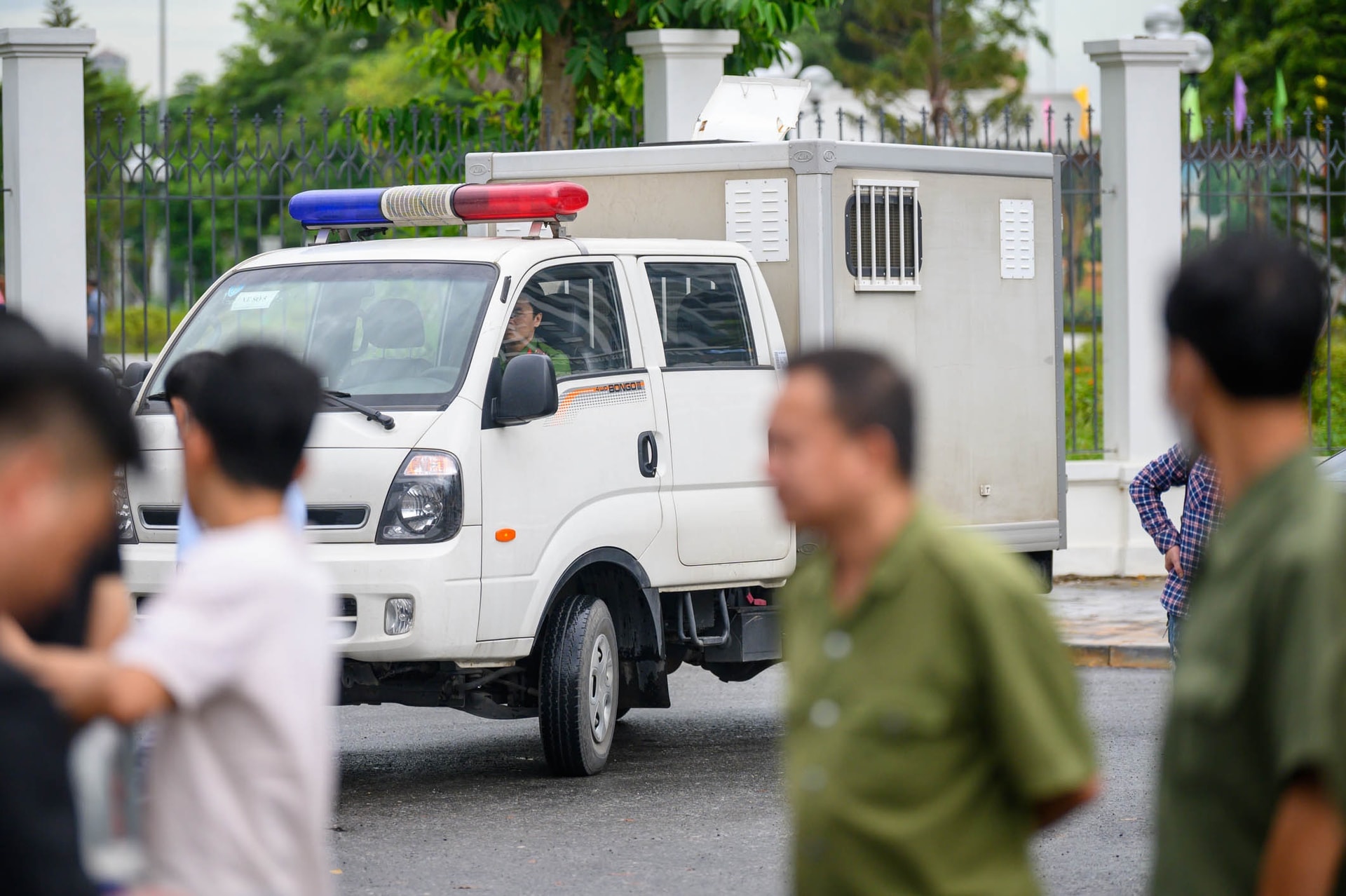 Cựu sư thầy hầu tòa vụ nguyên Giám đốc Bệnh viện Thủ Đức chạy án - 1