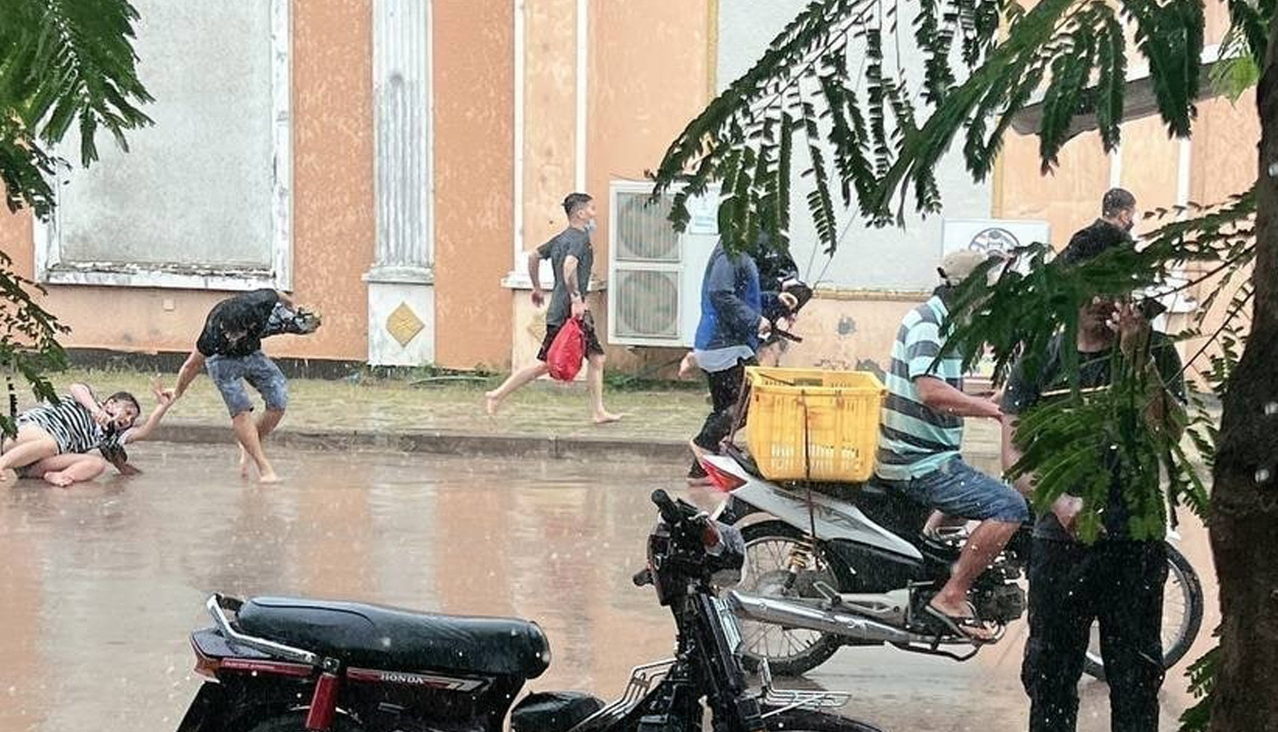 Thêm 15 người tháo chạy khỏi casino Campuchia, cố qua cửa khẩu về Việt Nam - 1