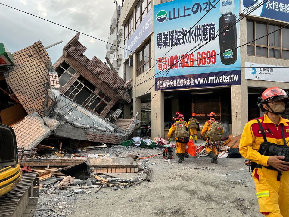 Ảnh: Nhà sập, tàu trật đường ray sau trận động đất ở ngoài khơi Đài Loan - 2