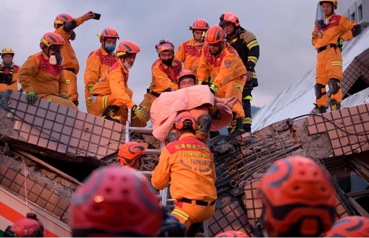 Ảnh: Nhà sập, tàu trật đường ray sau trận động đất ở ngoài khơi Đài Loan - 9