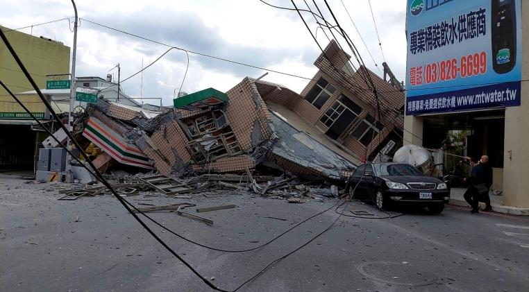 Ảnh: Nhà sập, tàu trật đường ray sau trận động đất ở ngoài khơi Đài Loan - 3