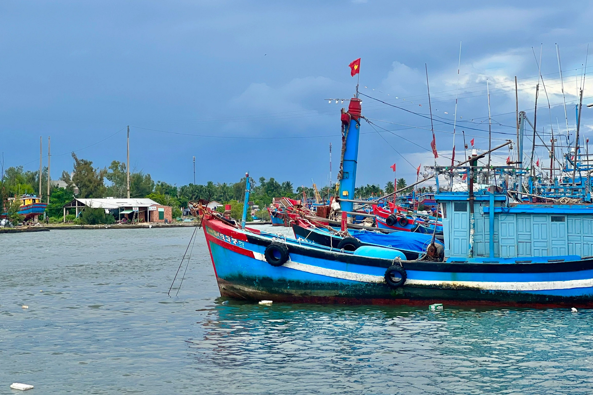 Quảng Ngãi: Ngư dân vội vã đưa tàu cập bến, kịp tránh bão Noru - 6