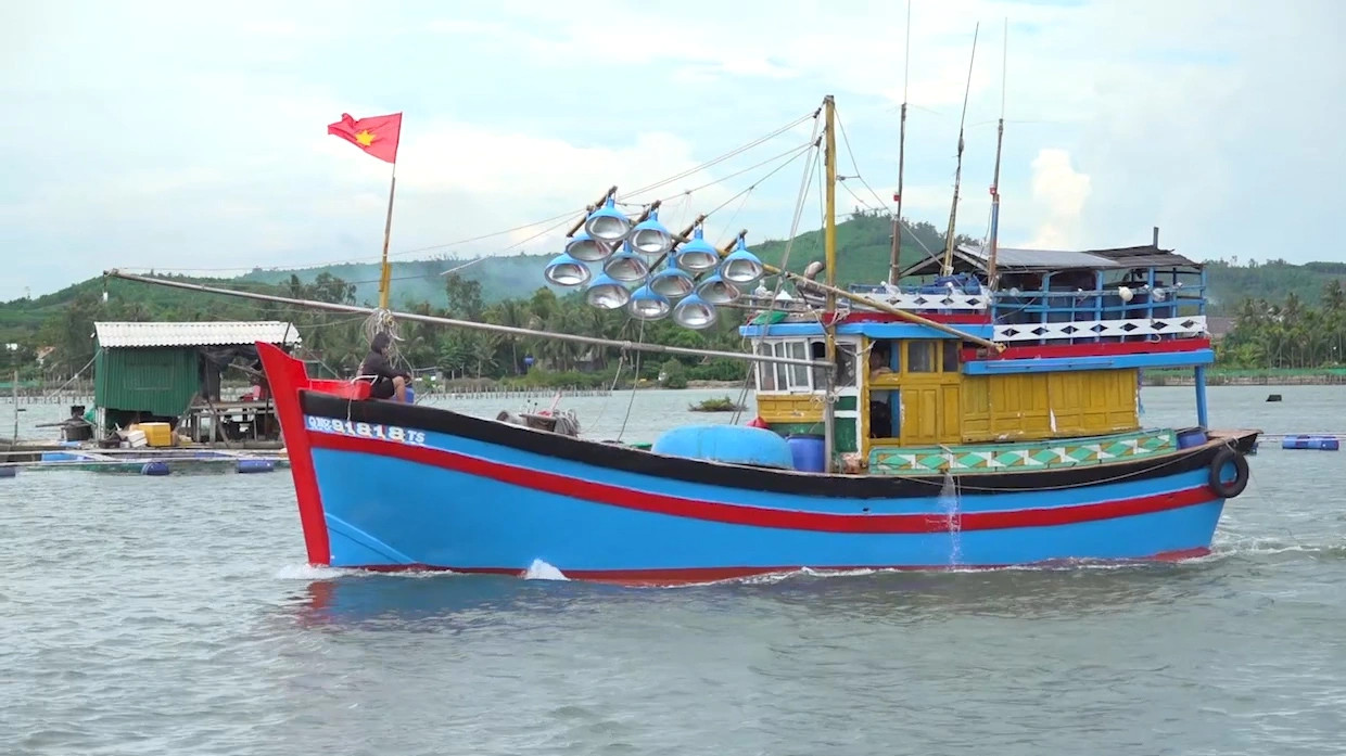 Quảng Ngãi: Ngư dân vội vã đưa tàu cập bến, kịp tránh bão Noru - 1