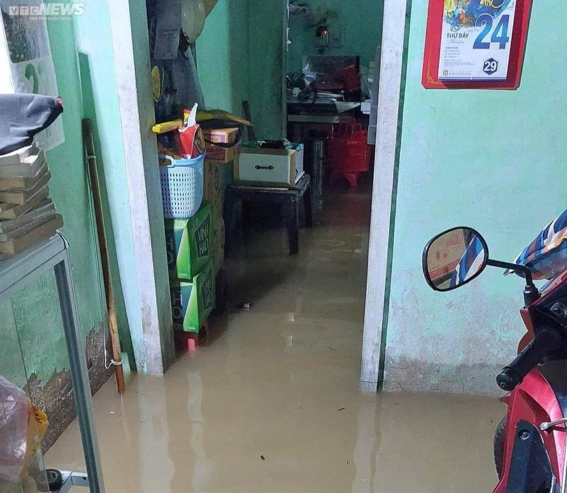 Phú Yên: Nhà chìm trong biển nước, dân hối hả chạy đồ sau cơn mưa xối xả - 1