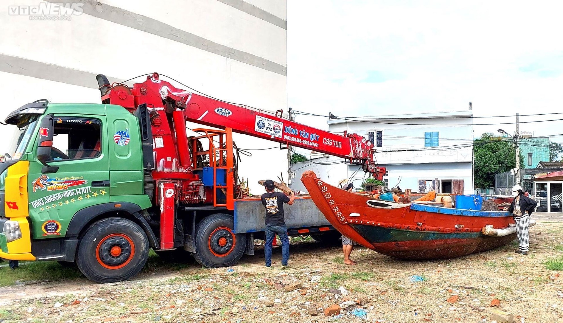 Ngư dân Đà Nẵng thuê xe cẩu đưa tàu thuyền lên bờ tránh bão Noru - 8