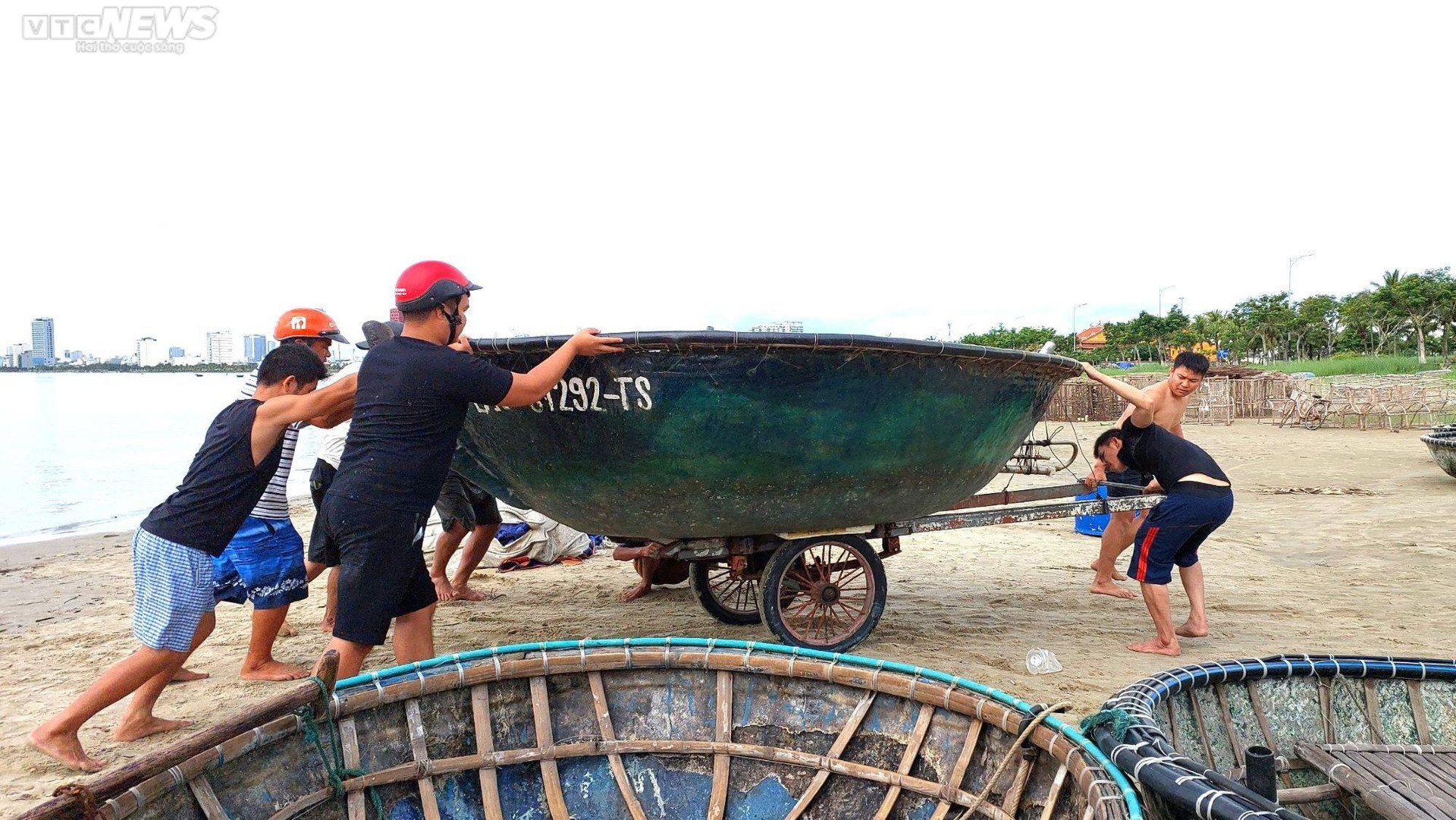 Ngư dân Đà Nẵng thuê xe cẩu đưa tàu thuyền lên bờ tránh bão Noru - 1
