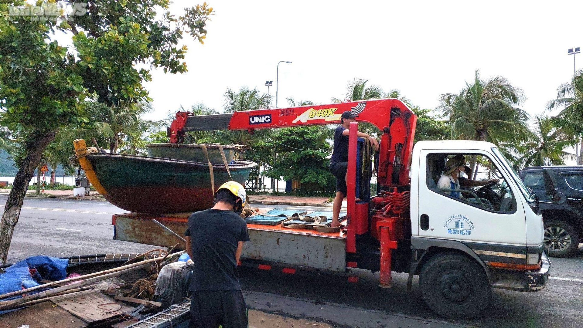 Ngư dân Đà Nẵng thuê xe cẩu đưa tàu thuyền lên bờ tránh bão Noru - 6