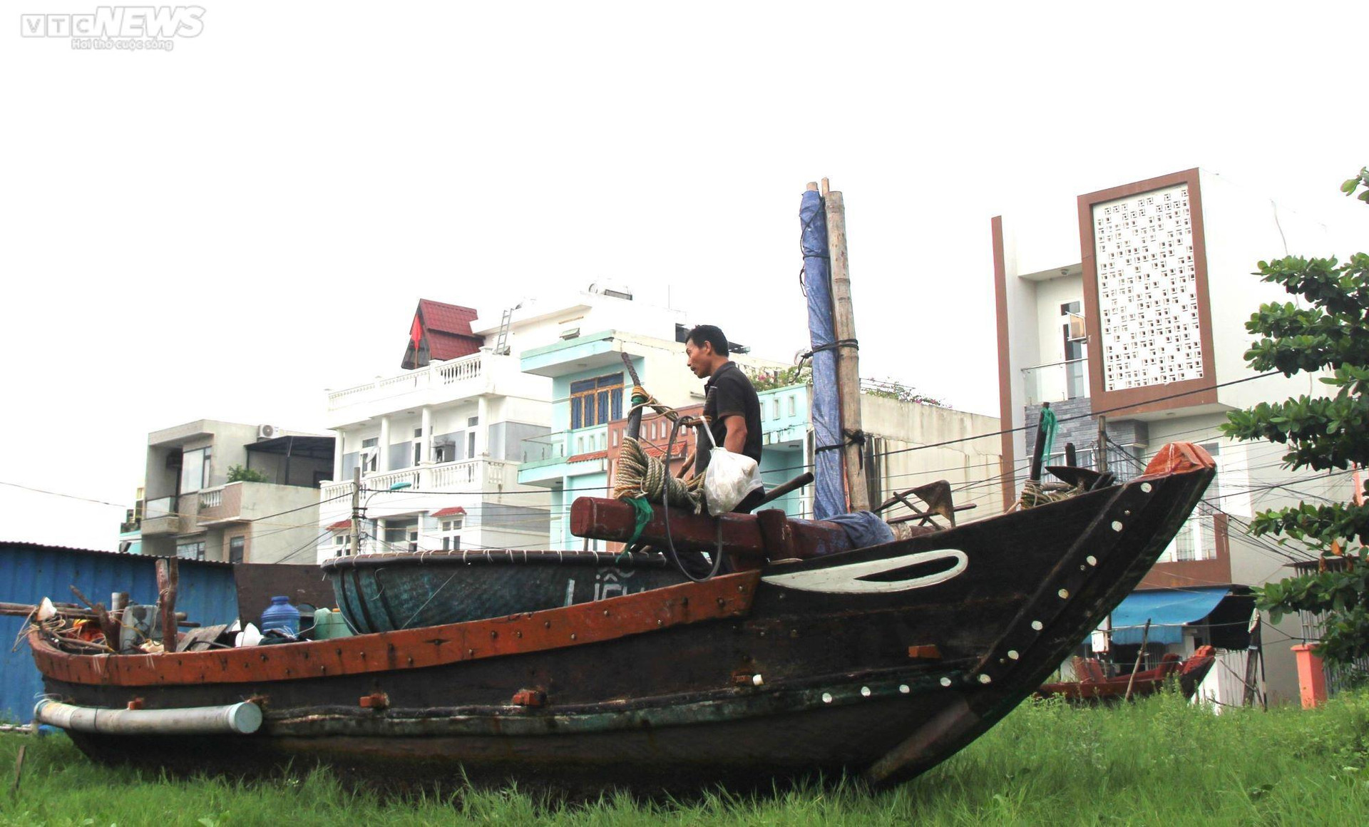 Ngư dân Đà Nẵng thuê xe cẩu đưa tàu thuyền lên bờ tránh bão Noru - 5