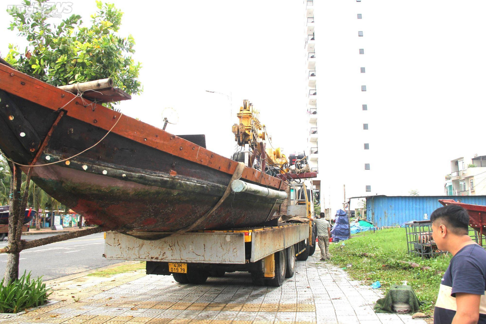 Ngư dân Đà Nẵng thuê xe cẩu đưa tàu thuyền lên bờ tránh bão Noru - 3