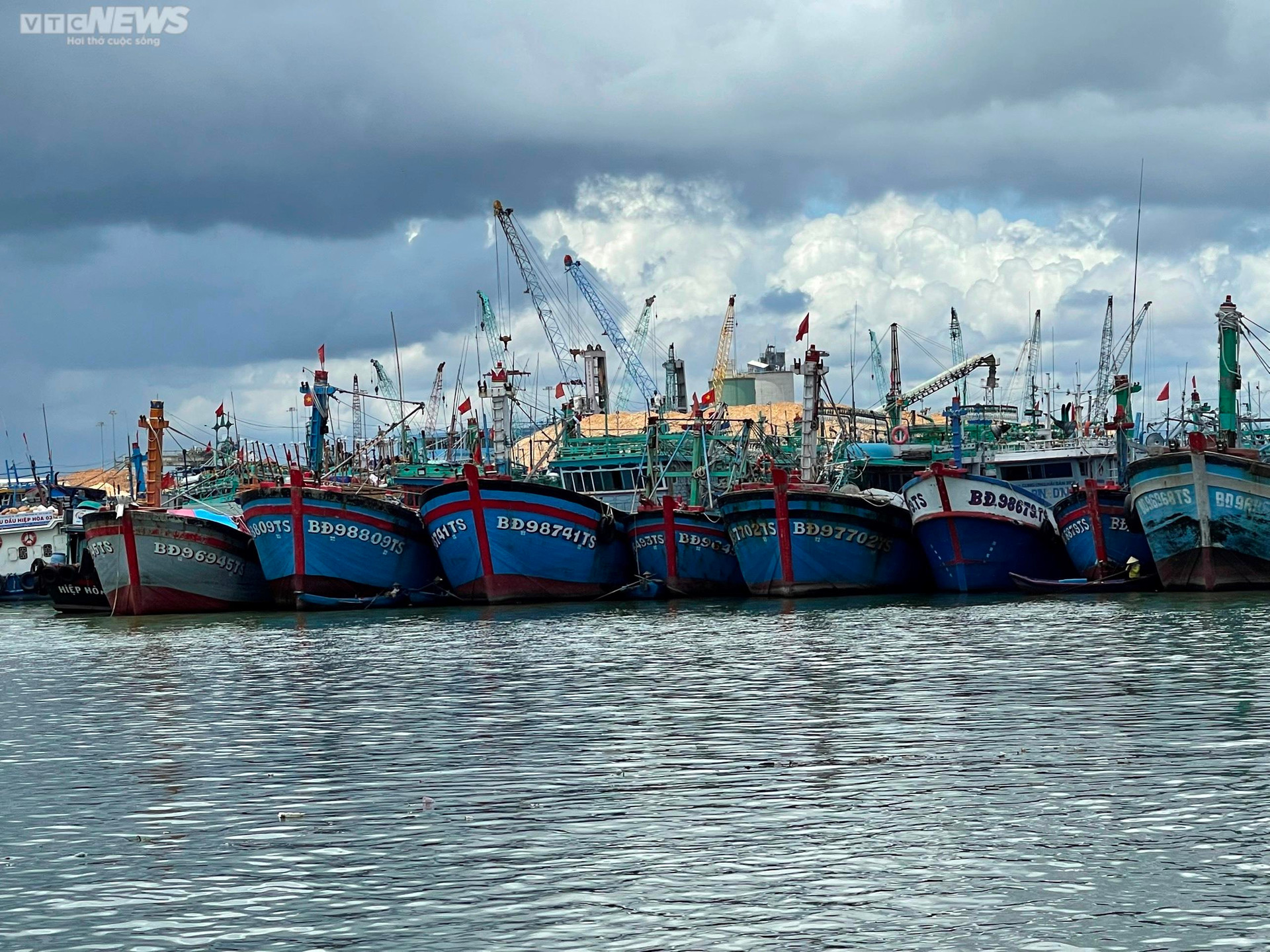 Ứng phó với bão Noru, Bình Định nghiêm cấm tàu cá xuất bến - 1