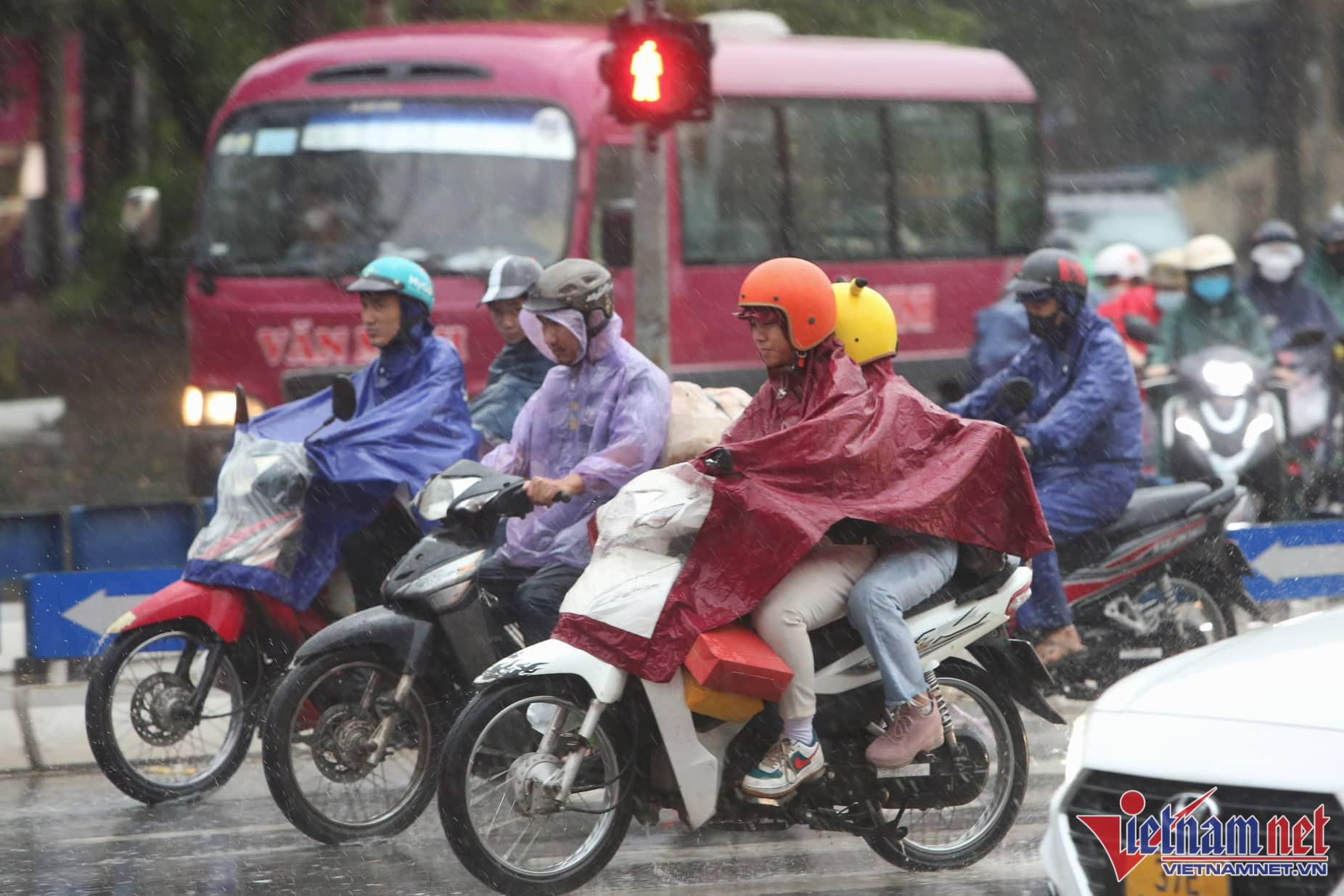 Dự báo thời tiết 25/9: Miền Bắc giảm mưa, bão rất mạnh đang hướng vào Biển Đông