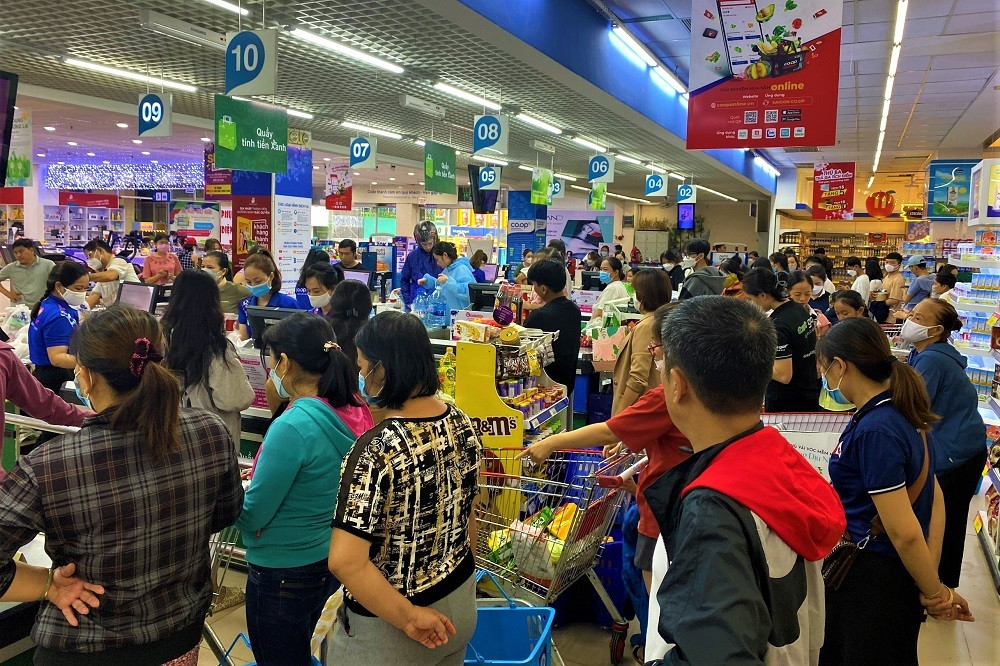 Đà Nẵng: Người dân đổ xô đi mua hàng hóa dự trữ trước giờ dừng họp chợ - 1