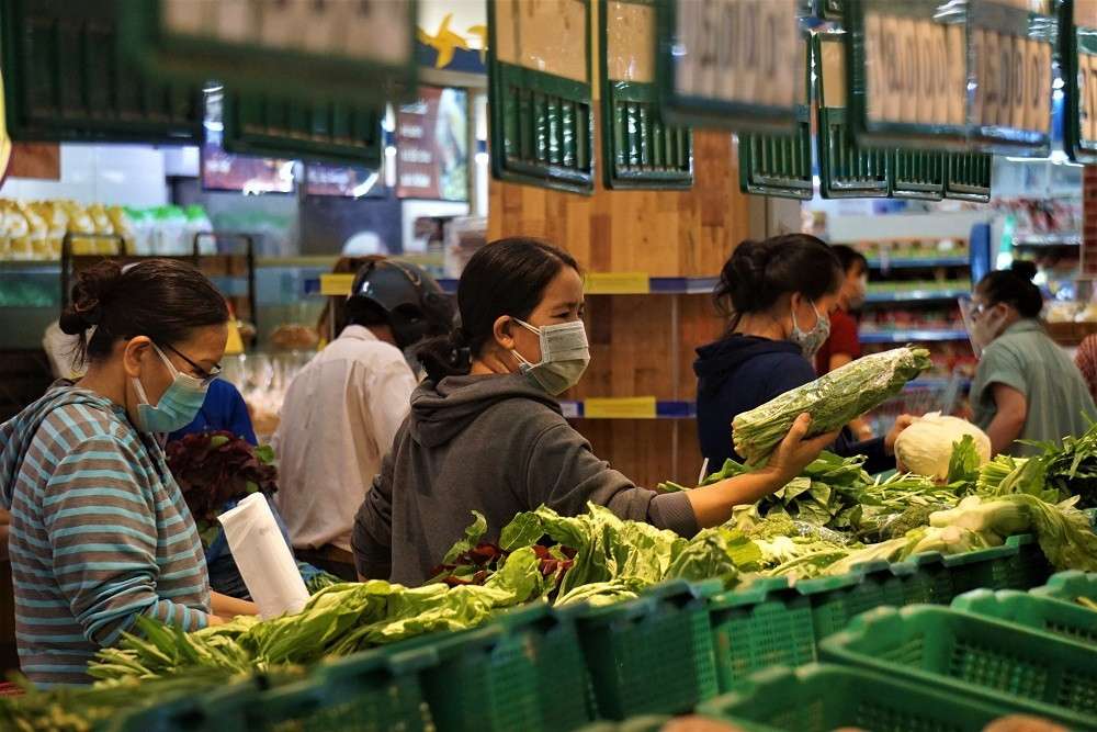 Đà Nẵng: Người dân đổ xô đi mua hàng hóa dự trữ trước giờ dừng họp chợ - 2