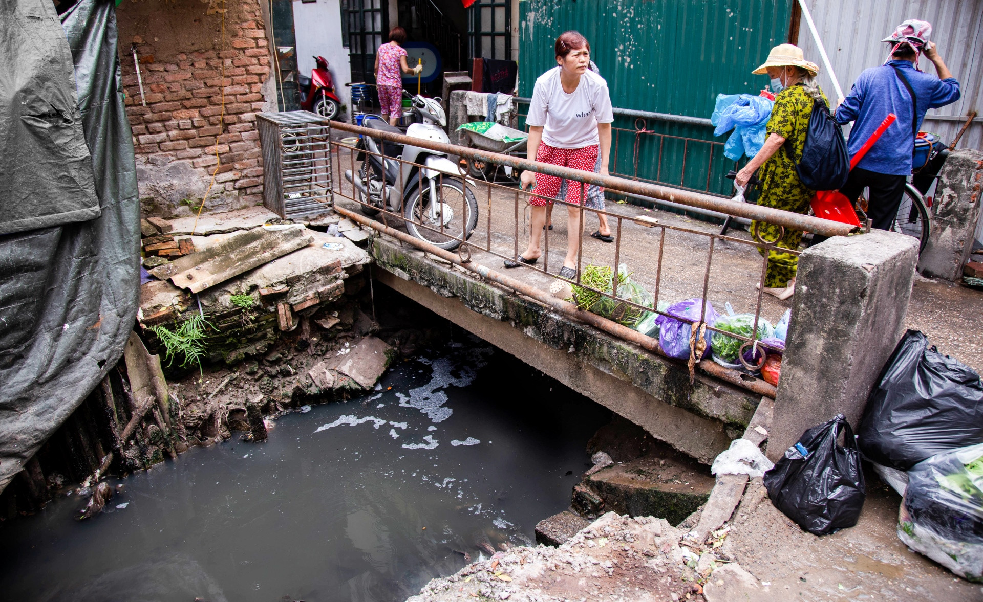 Ảnh: Người dân khốn khổ, hơn chục năm sống cạnh con mương ô nhiễm ở Hà Nội - 1