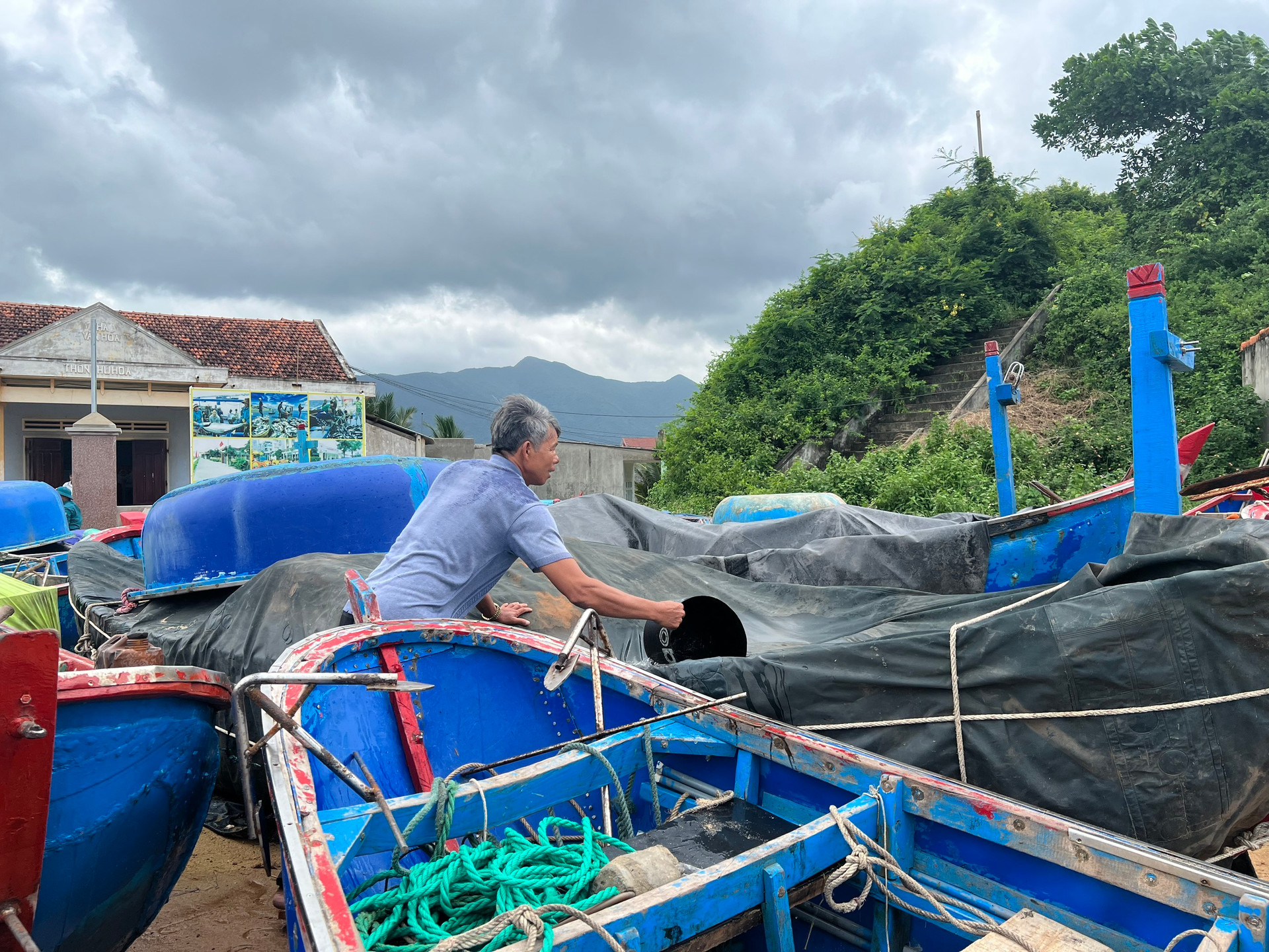Ảnh: Người dân Bình Định chằng chéo nhà cửa, tàu thuyền ứng phó với siêu bão - 3
