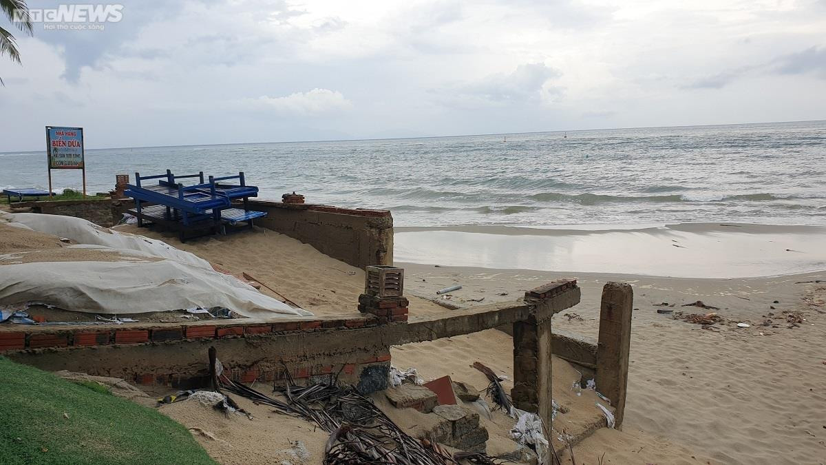 Chủ nhà hàng ven biển Cửa Đại chi trăm triệu gia cố bờ kè, ứng phó siêu bão Noru - 6