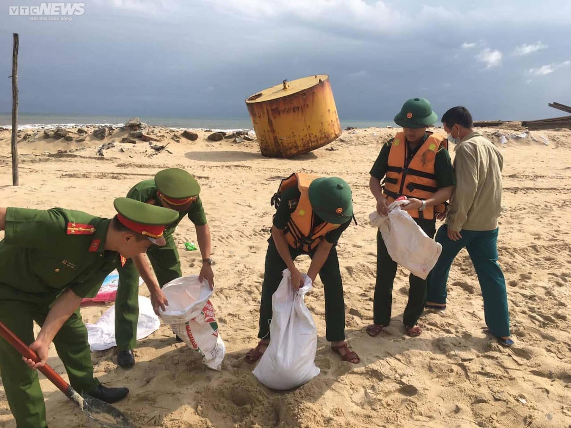 Ảnh: Công an, biên phòng giúp dân Huế và Quảng Trị chống siêu bão Noru - 11