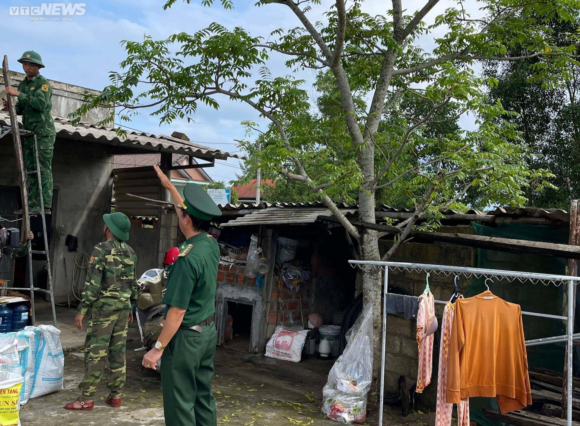 Ảnh: Công an, biên phòng giúp dân Huế và Quảng Trị chống siêu bão Noru - 2
