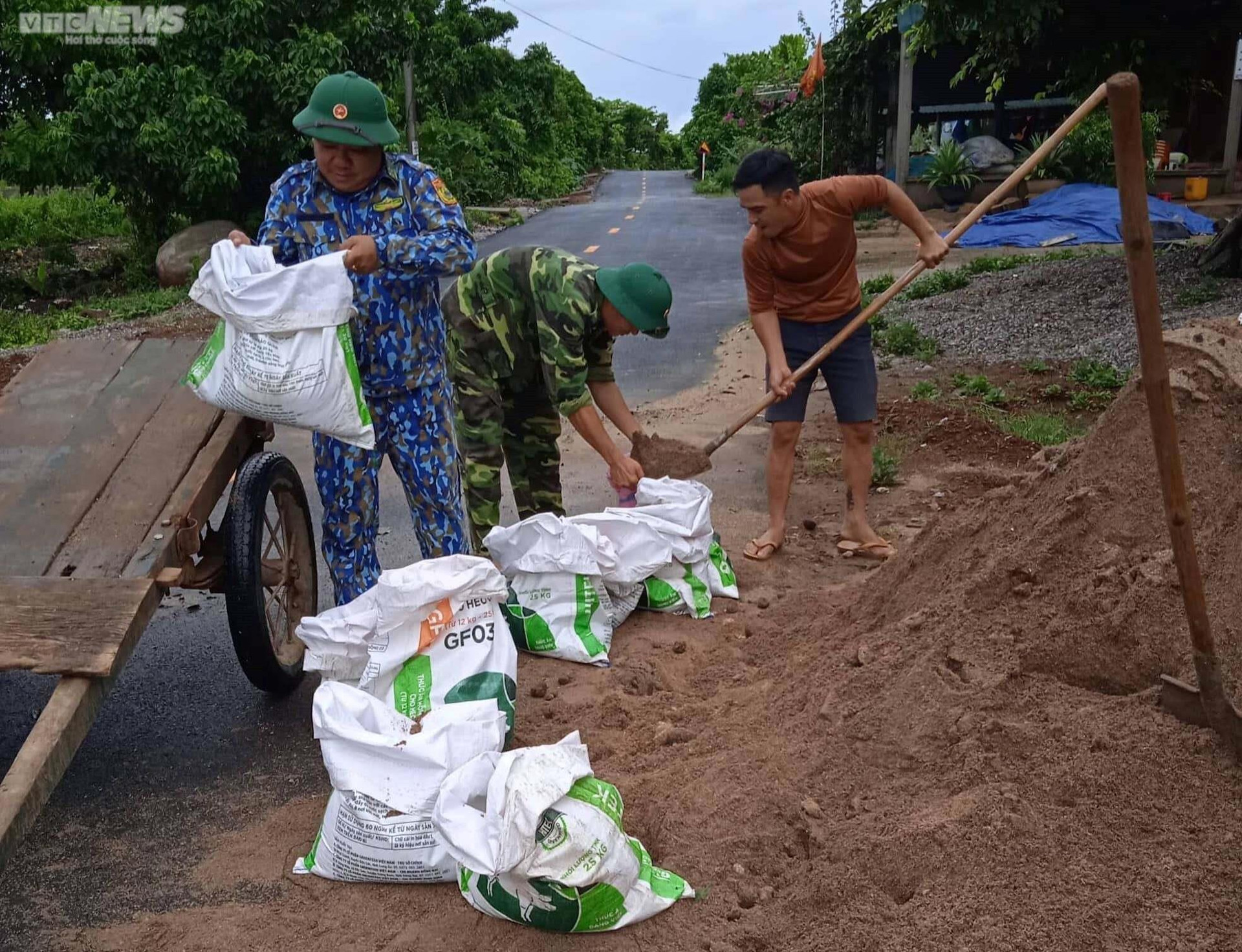 Ảnh: Công an, biên phòng giúp dân Huế và Quảng Trị chống siêu bão Noru - 6