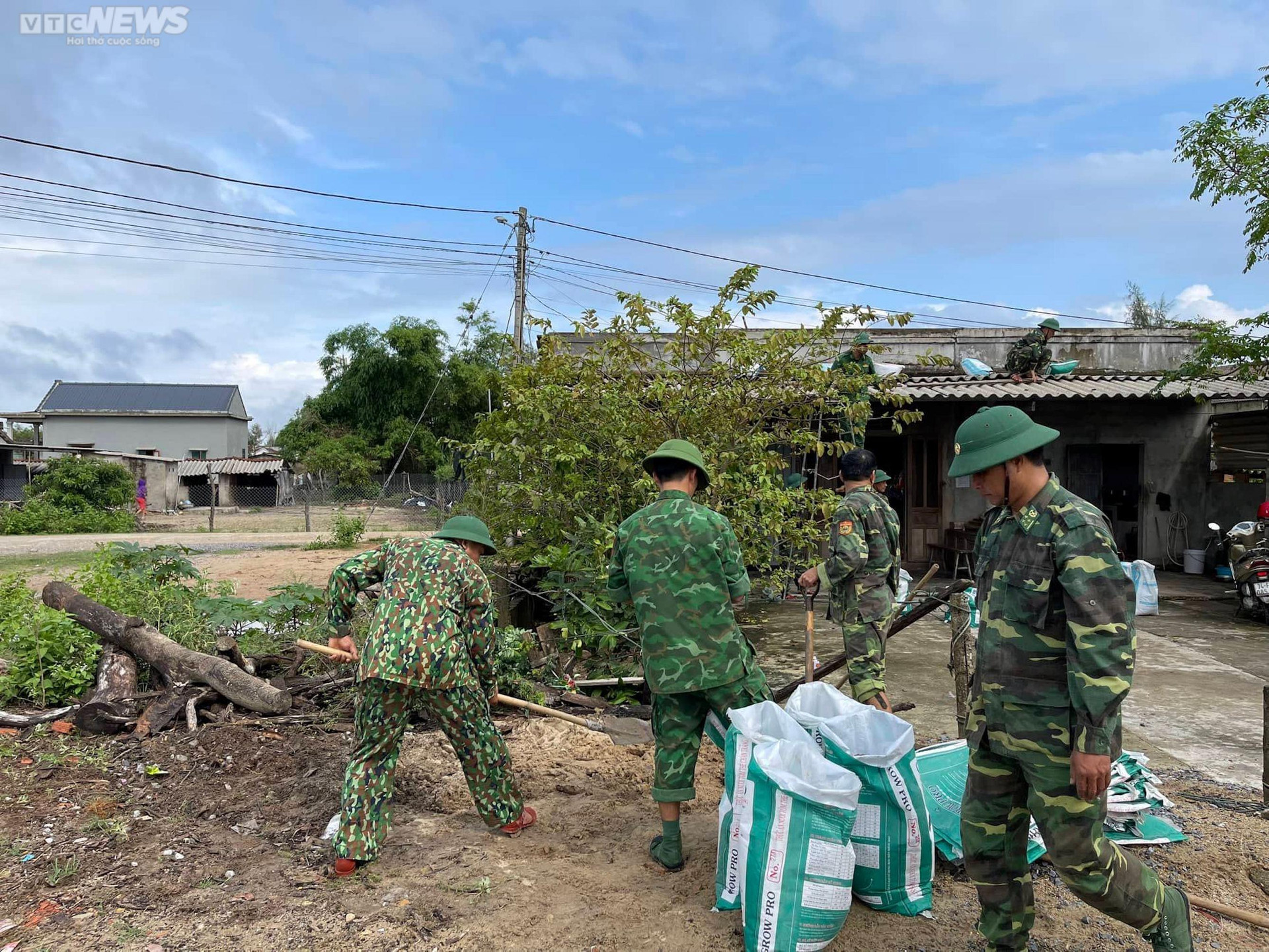 Ảnh: Công an, biên phòng giúp dân Huế và Quảng Trị chống siêu bão Noru - 3